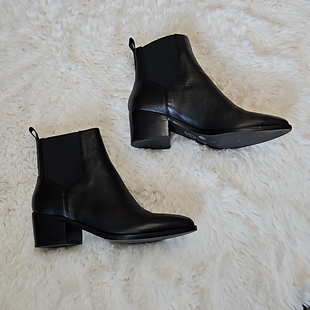 *SOLD* Chinese Filip Black Bootie, size 6, Like new with original box - Picture 2 of 12